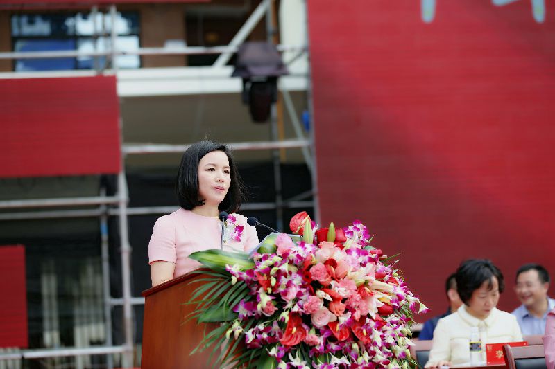 谭漫书董事长在庆典仪式中致辞